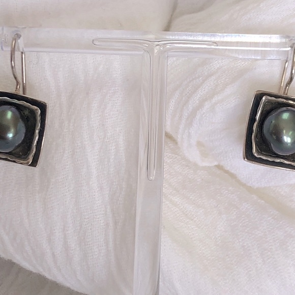 Silpada Sterling Silver Hammered Square Black Pearl Earrings Retired - Picture 3 of 10